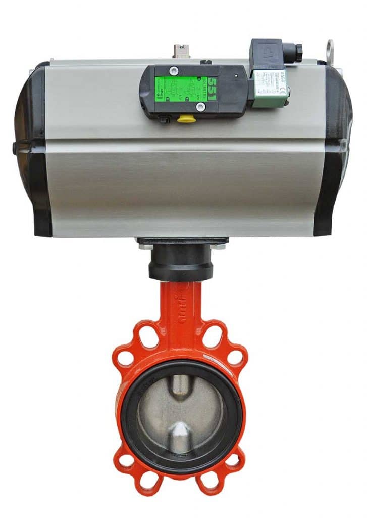 Automatisierte zentrische Absperrklappe BOAX-S mit pneumatischem Antrieb DYNACTAIR 12, NAMUR-Magnetventil und Endschalterbox – einsatzbereit montiert für industrielle Prozessautomatisierung