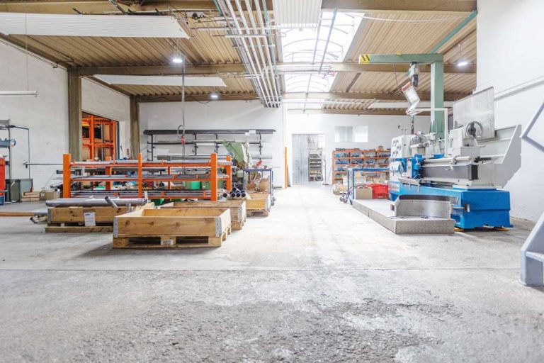 Armaturenfabrik Kontakt Werkhalle individuelle Fertigung und Automatisierung von Armaturen, Industriearmaturen