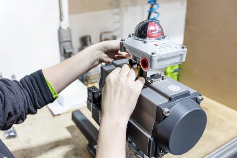 Armaturenfabrik Fertigung Modifikation Automatisierung Industriearmatur Kugelhahn Brücke Adapter pneumatischer Antrieb DVC505 Endschalter