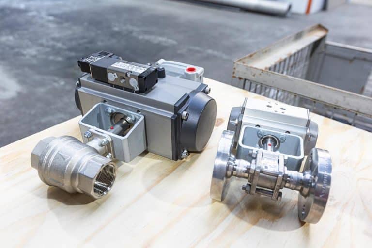 Armaturenfabrik Fertigung Montage Automatisierung Industriearmatur Kugelhahn Adpater Brücken pneumatischer Antrieb