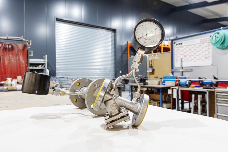 Armaturenfabrik Schmutzfaenger 380 Schrägsitz Fertigung Modifikation Differenzdruck Druckmessgereat Wika Bypass