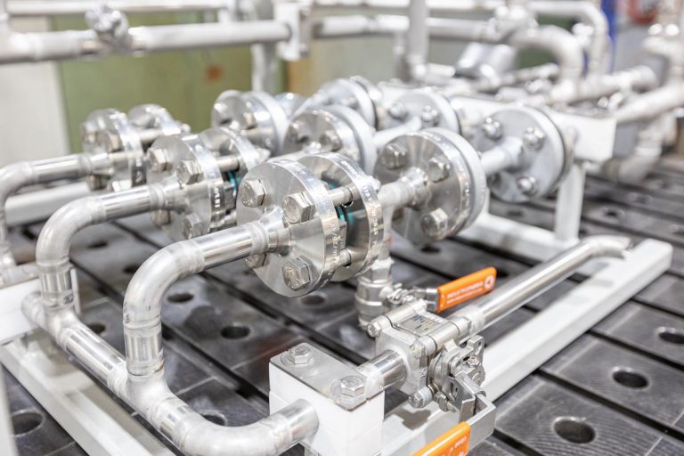 Armaturenfarbik Fertigung Produktion SKID Prozessanlage Schrägsitzventil Rohleitungsbau Edelstahl Stellventil Kugelhahn Kompressoranlage