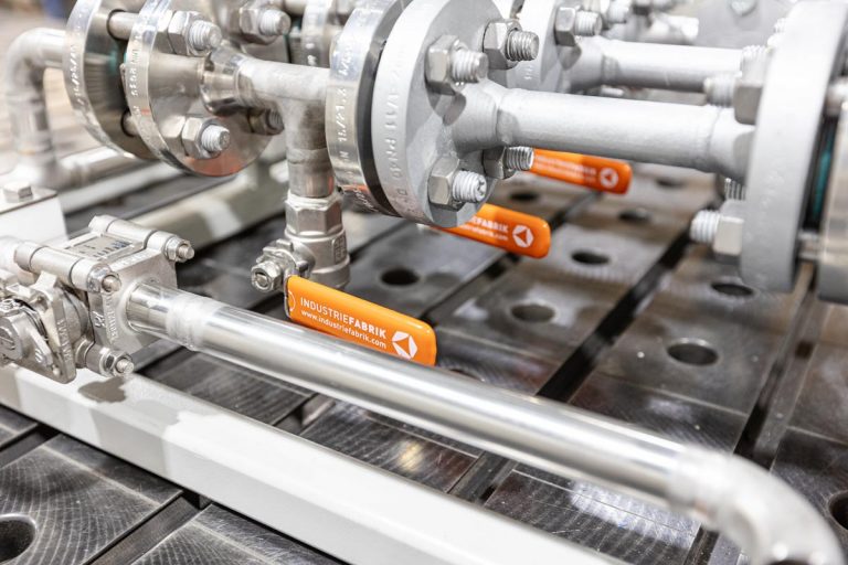 Armaturenfarbik Fertigung Produktion SKID Prozessanlage Schraegsitzventil Rohleitungsbau Edelstahl Stellventil Kugelhahn
