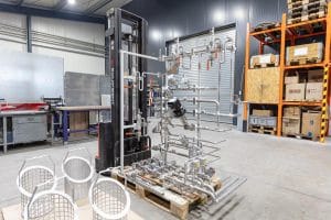 Armaturenfarbik Fertigung Produktion SKID Prozessanlage Schrägsitzventil Rohleitungsbau Edelstahl Stellventil Kugelhahn