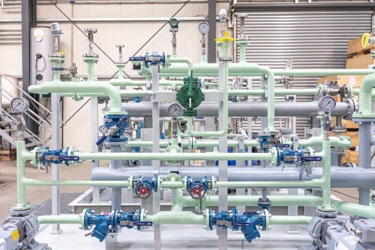 Armaturenfabrik, Industriefabrik, Armaturenstation Rohrleitungen Kugelhahn, Manometer, SKID Anlagen, Prozessanlagen, Ölpumpanlage