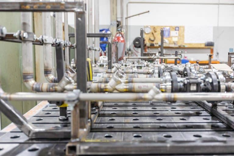 Industriefabrik SKID Anlagenbau Prozessanlagen Dampfpaket Armaturenbau - Schweißperlen und Dreck bei der Konstruktion, weshalb Anfahrfilter benötigt werden